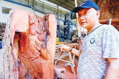 工厂越办越大，但邓宇荣坚持每一件木雕作品都亲自设计