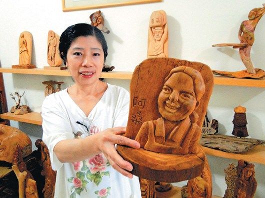 郭素亦展示她的木雕作品/台湾《联合报》图