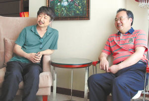 明式家具研究学者沈平（左）和周默。海南日报记者 武威 摄