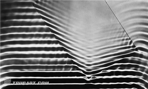 《玻璃板波型》。摄影：麻省理工学院博物馆《玻璃板波型》。摄影：麻省理工学院博物馆