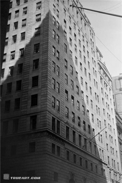 《阴影和阳光，纽约市（1930）》。摄影：贝伦尼斯·阿博特 盖帝图像