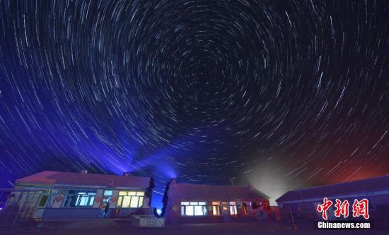 摄影师拍摄中俄边境北纬51度星轨美图