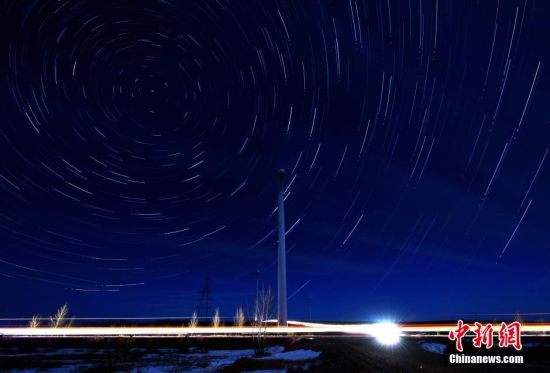 摄影师拍摄中俄边境北纬51度星轨美图