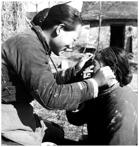 德国籍女摄影家赫达·莫里逊（Hedda Morrison）1945年所摄的南京的老年妇女绞面的场景