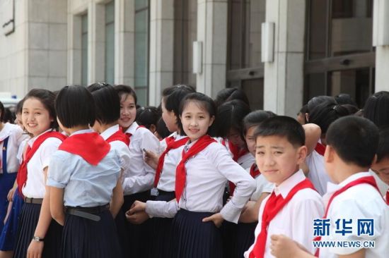 摄影师镜头记录朝鲜校园女生。图片</p>

<p>　　2012年，朝鲜最高领导人接见朝鲜“少年团”，记者跟随“少年团”成员到达位于平壤著名的万景台少年宫，女学生们身着白色上衣和蓝色学生裙，脖子上身系红领巾，她们的一颦一笑，让人印象深刻。</p>

<p>　　朝鲜的女学生更是能歌善舞，记者在采访学校时，观看了学校安排的学生表演，他们吹拉弹唱，样样精通，令人十分拜服。</p>

<p>　　此外，记者所在的朝鲜大使馆近处为金日成综合大学，每当学校放学时，成群结队的学生成群结队走出校门，堪称平壤一道美丽的风景线。</p>

<p>　　学生们学习也很用功，记者曾多次看到一边走路一边看书的学生，甚至在夏日夜晚，也会看到她们在路灯下看书的身影，可见其刻苦学习的精神，这正应了朝鲜非常有名且朗朗上口的一首歌“？??(意为学习吧)”。 还有，记者记忆犹新的一次是在朝鲜大阅兵时，士兵方阵结束后是群众方阵游行，在一排手举红色旗杆的学生队伍中，男学生中间一名女学生坚毅的眼神让记者不由自主地迅速地按下了快门。</p>
<!-- publish_helper_end -->
                 

					<div class=