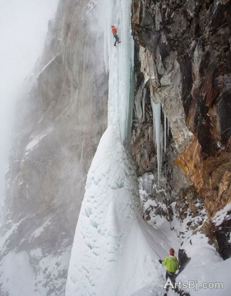 梅西埃爬到6000英尺高时遭遇雪崩，但他努力坚持，最终幸运地度过劫难