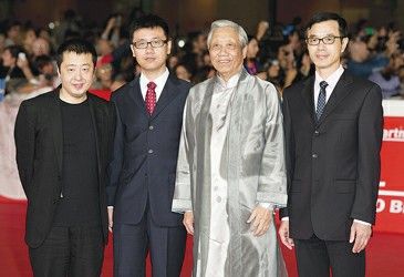 图片说明:贾樟柯（左一）、陈家泠（右二）出席开幕式