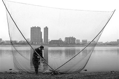 《在湘江边》 作品拍摄于湖南湘江边，这里的渔夫用四根竹杆支撑的大V字鱼网，在江里捕鱼。他们世世代代，都以湘江为伴，捕鱼为生
