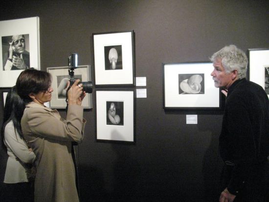 2013年，纽约AIPAD会场上，媒体用尼康D800采访拍摄摄影画廊老板，画廊老板向记者介绍爱德华·韦斯顿创作《贝壳》时的情况及这三幅《贝壳》的版本。