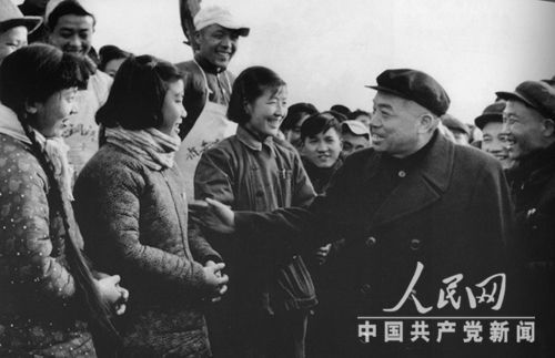 　1958年12月，彭德怀副总理在安徽视察。