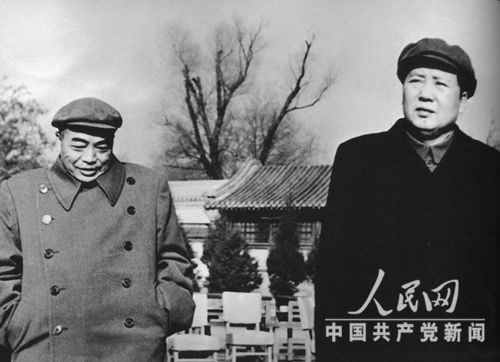 　1954年，彭德怀和毛泽东在中南海怀仁堂后草坪。