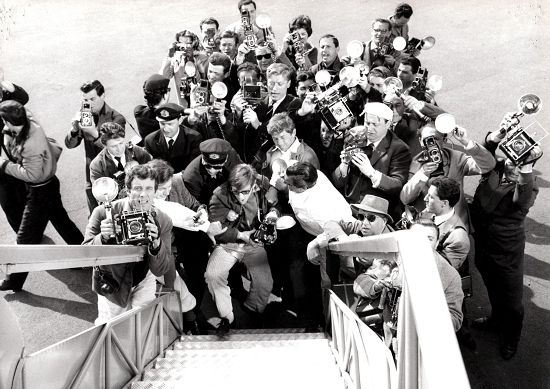 女明星安妮塔·艾克伯格（Anita Ekberg）走出机舱的瞬间（1959）