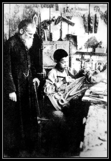 据有关专家考证，图片中的小男孩就是后来大名鼎鼎的海派黄杨木雕艺术开创者徐宝庆先生。