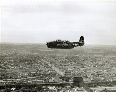 崇文门外 拍摄时间：1945年9月4日 这张照片是自北向南远眺崇文门外。彼时城墙还在，崇文门箭楼已经在义和团运动中被毁，仅余城楼和瓮城，从北京至沈阳的京奉线穿瓮城而过。 照片右下角的空地是根据《辛丑条约》划定的德国驻军练兵场，远处可见郁郁葱葱松柏间的天坛。