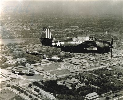 ■ 俯瞰1945 紫禁城和文渊阁 拍摄时间：1945年9月4日 紫禁城建筑群的大部分。太和门东部的两层歇山顶建筑是文渊阁，黑色琉璃瓦的屋顶显得很与众不同，这是清代的皇室藏书楼，乾隆三十九年（1774年）为收藏《四库全书》而建。文渊阁南侧的工字形大殿是文华殿，现在是故宫博物院陶瓷馆的所在。