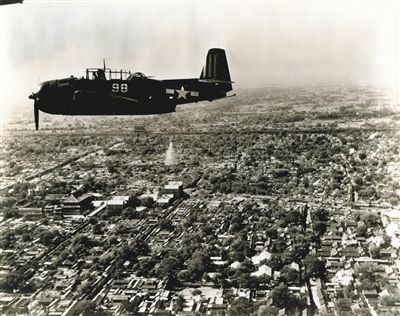 阜成门和白塔寺 拍摄时间：1945年10月13日 阜成门内上空，自东向西拍摄。照片中机身下方一座高大的重檐庑殿顶殿宇是历代帝王庙的主体建筑景德崇圣殿，其西侧是今天的北京大学人民医院，北侧是今天的四十一中。 远处还可见妙应寺白塔、阜成门和内城西部城墙。