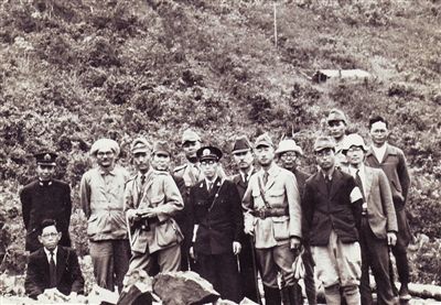 1943年1月，海南海军特务部部长奥村北黎(前排右二)与石碌铁矿负责人合影。