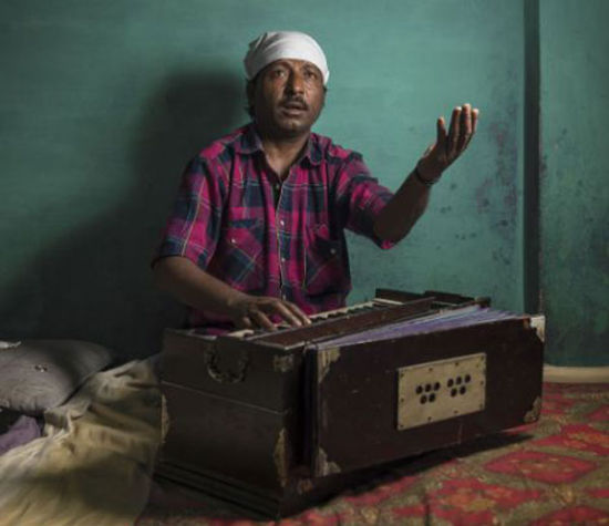 印度德里贫民窟艺人街，图为乐师艺人。