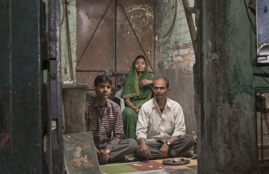 印度德里贫民窟艺人街，图为绘画艺人家庭。