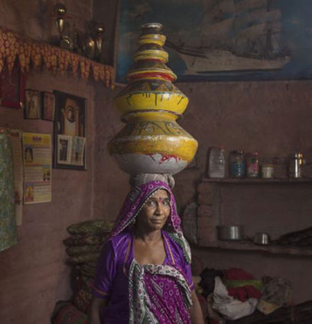 50岁的女子巴桑提·巴特（Basanti Bhatt）可让1.5米高的花瓶在头顶保持平衡。