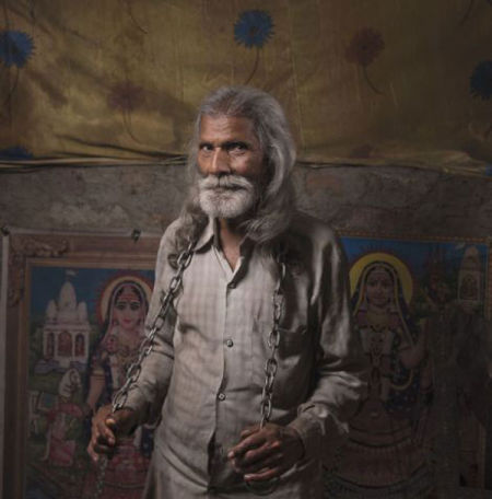 印度德里贫民窟艺人街，图为当地老艺人。