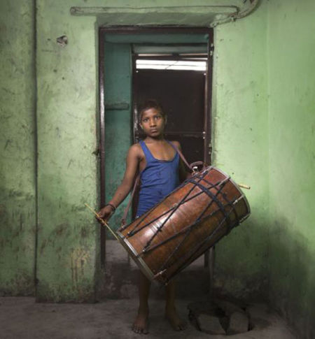 印度德里贫民窟艺人街，图为打鼓儿童。