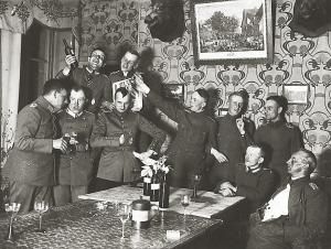 1918年，德国军官在西线战区附近聚会。