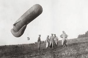 1915年，西线战区附近，几名德国军官站在侦查气球旁。