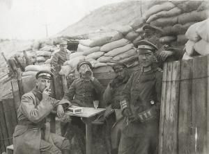 1917年，比利时伊瑟战役，德国士兵坐在战壕外休息。