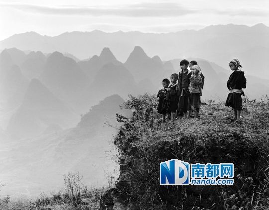 安哥《广东连南瑶族三排村的孩子》，摄于19 8 1年，18×2 3 cm，在浮图网上的标价是3 0 0元，限量200张。