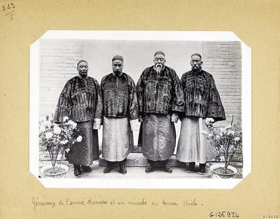 清朝大臣，左二为邮传部尚书徐世昌(后成为民国第三任总统)，左三为直隶提督姜桂题