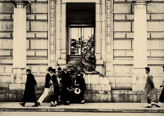 20世纪初，汇丰银行门口的石狮子。