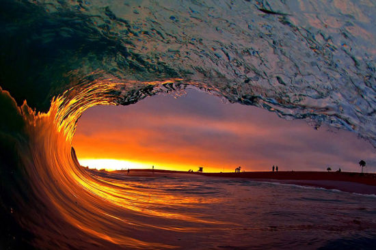 巨浪里的海边日落