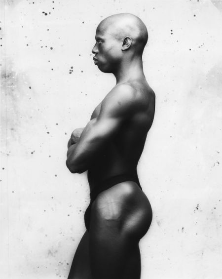 《金·穆迪》，罗伯特·梅普尔索普，1983年。梅普尔索普的裸体照片一度引起轰动，并以一种毫不留情的“暴虐”定义了性爱和同性恋。他是一位迟来的古典主义者，并知道如何利用动人的视觉形象来表现有争议的主题。