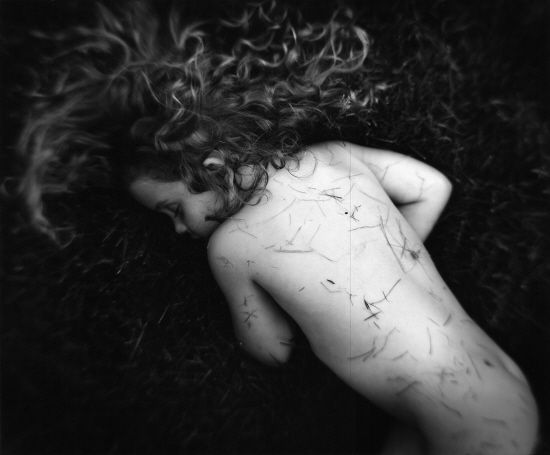 《倒下的孩子》，莎莉·曼，1989年。美国著名女摄影家莎莉·曼的作品，带有女性的思维。