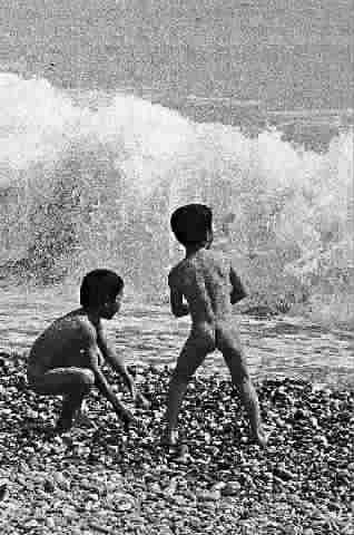 ■ 戏浪小兄弟，台湾海岸，1979◆ 阮义忠