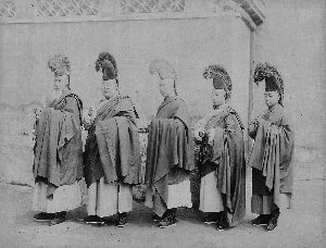 1901年，身着法衣排成一列的雍和宫喇嘛。