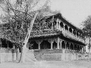 1901年，东黄寺大殿。安定门外曾有东、西两座黄寺，这座大殿如今已不复存在。