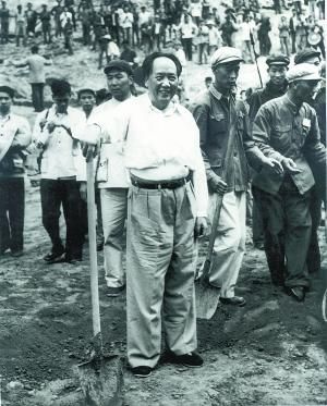 1958年5月25日，毛泽东到十三陵水库参加劳动。　摄影者 侯波
