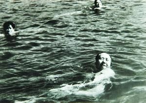 1964年6月16日，毛泽东在十三陵水库游泳照片。（翻拍自昌平档案馆馆藏《北京体育大学》画册）