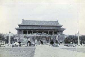 清朝末年的天安门。这张照片应该拍摄于八国联军入侵北京后，天安门上的弹痕依然清晰可见。