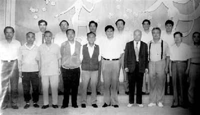 1995年习近平（前排左六）宴请中国足球元老时的合影
