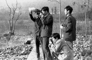 这张30年前的黑白老照片，让5名老朋友重逢 许祖德 摄