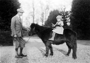 英女王晒童年骑马照