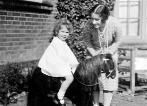 英女王晒童年骑马照
