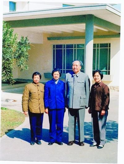 1967年，毛泽东与身边工作人员在武汉东湖宾馆。