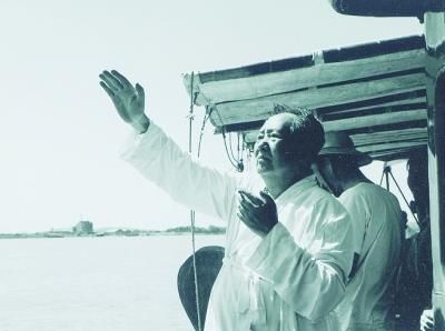 1966年7月16日，毛泽东在武汉游艇上检阅畅游长江的游泳健儿。