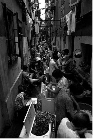 位于上海北京路的弄堂里塞满了每家每户的洗衣机。龚建华 图