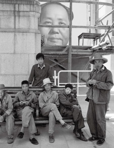 1981 年，毛泽东的巨幅画像被搁置在国家历史博物馆前。
