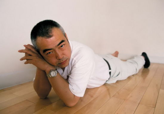 “躺拍”似乎是刘香成拍摄名人的惯用创作方式之一。陈凯歌以趴着的姿势上了相片。